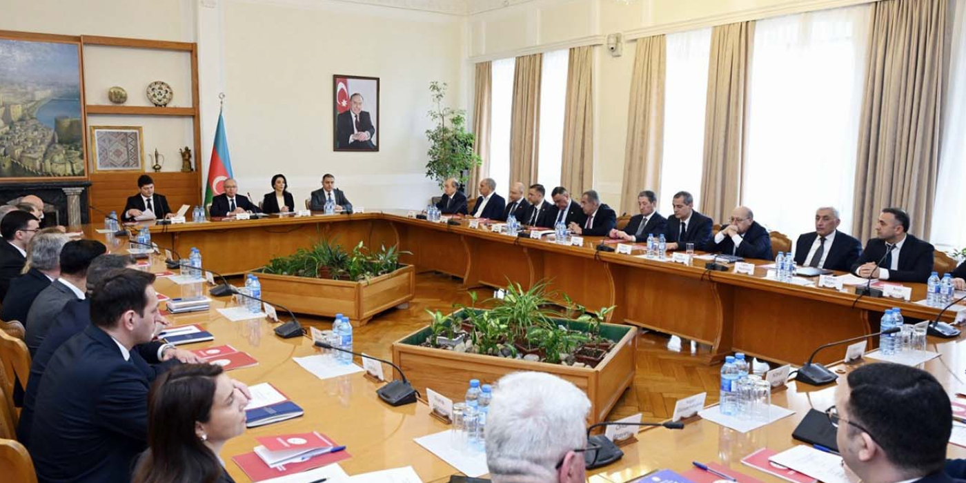 Hüquqi Ekspertiza və Qanunvericilik Təşəbbüsləri Mərkəzinin İcraçı direktoru Ümummilli Lider Heydər Əliyevin anadan olmasının 103-cü ildönümünə həsr olunmuş dəyirmi masada iştirak edib